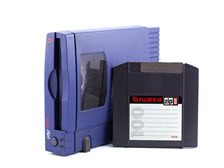 Iomega_Zip_100_drive_with_a_disk